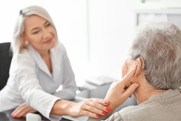 Người cao tuổi dễ bị ù tai do quá trình lão hóa
